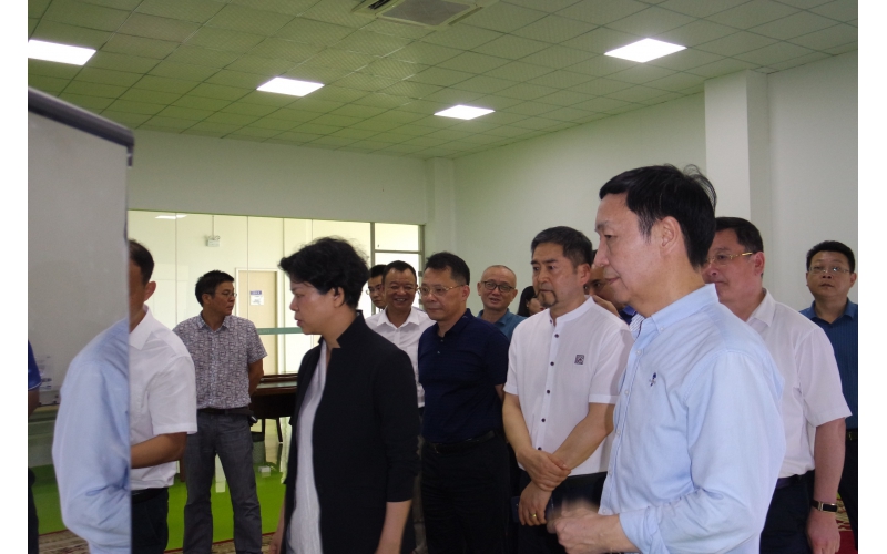 市委副書記、市長張迎春走訪智能制造企業(yè)，來我司調(diào)研，與我司高層領(lǐng)導(dǎo)親切會面。